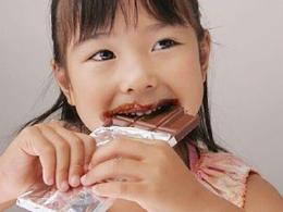 小心！小孩子巧克力吃多了有大危害